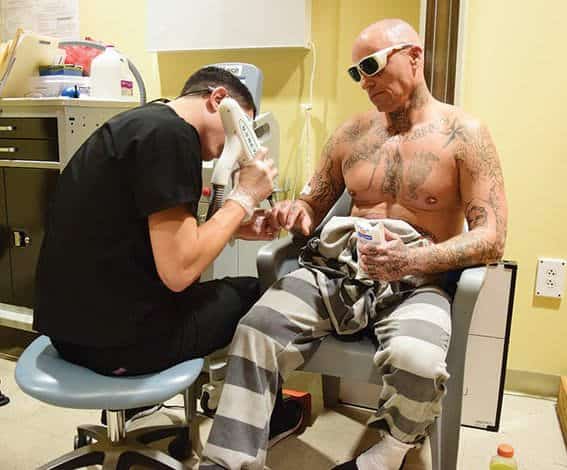 presos quitan tatuajes